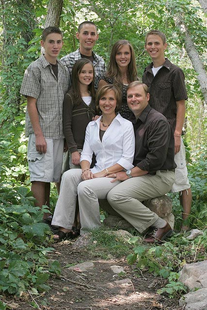 Group Outdoor Photoshoot | Outdoor photoshoot, Group picture poses, Family  photoshoot poses