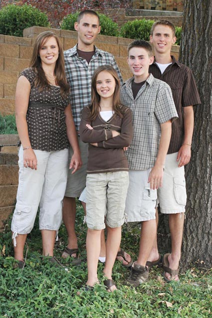 10 Basic Family Portrait Poses You Can Copy. How To Pose Family Groups